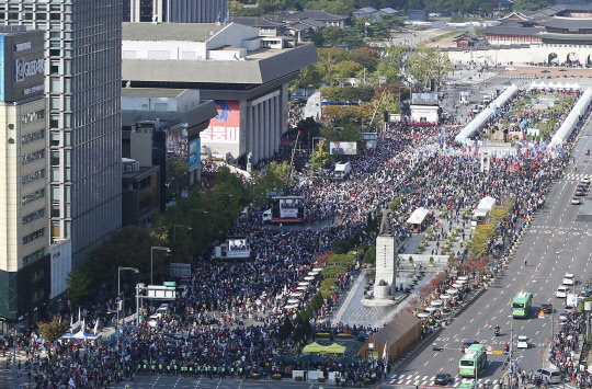 지난 19일 오후 서울 광화문광장에서 자유한국당 '국정대전환 촉구 국민보고대회'가 열리고 있다. 연합뉴스